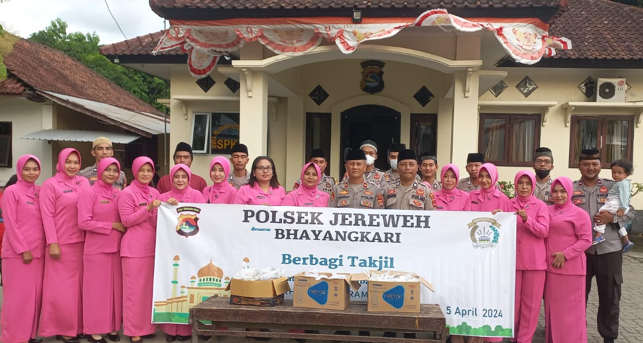 Berbagi Ke Sesama, Anggota Polsek Jereweh Salurkan Takjil Dan Buka ...